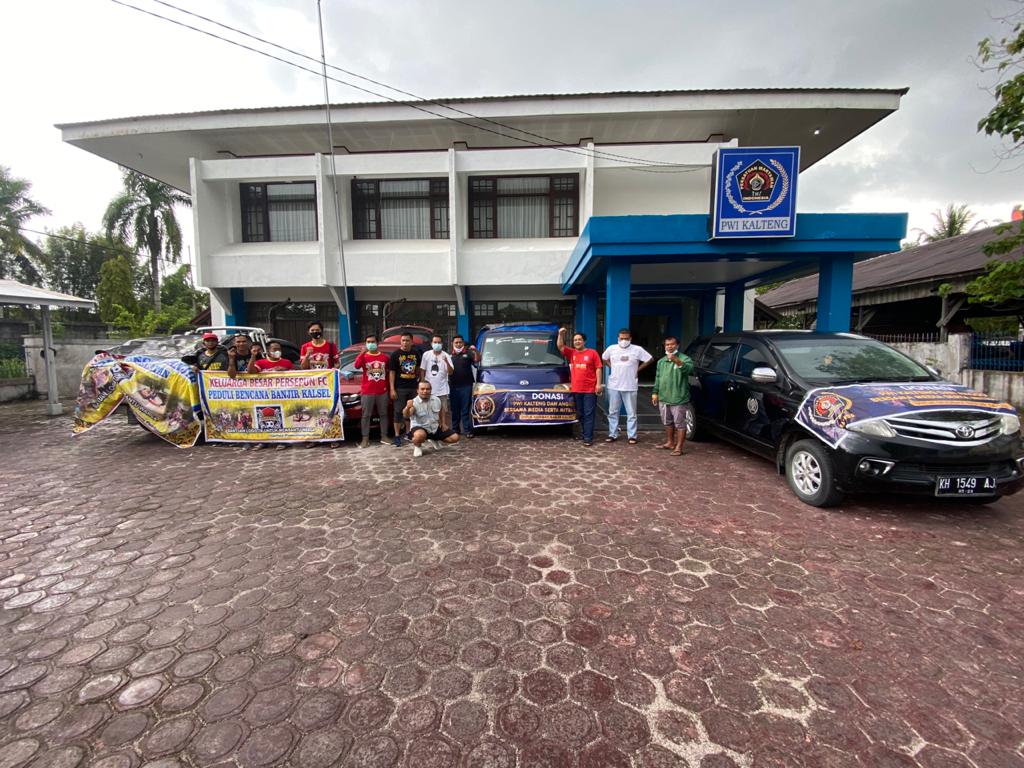 Rombongan PWI Kalteng yang dipimpin ketuanya HM Harris Sadikin sedang bersiap mengantarkan bantuan kepada warga korban banjir di Kalsel. FOTO : ist.
