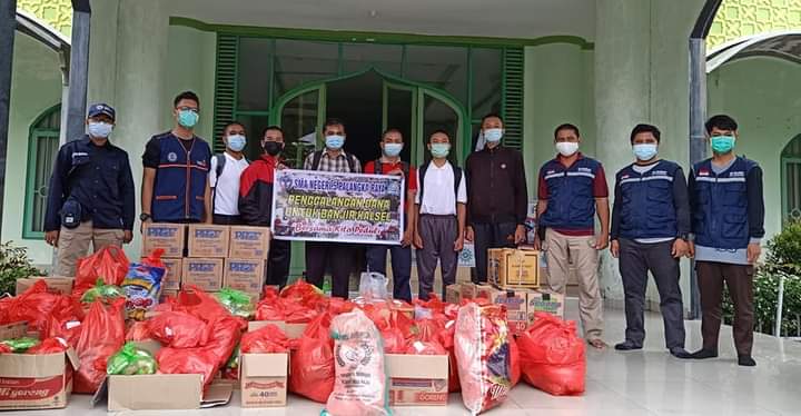 Perwakilan OSIS SMA Negeri 5 Palangka Raya saat mengantarkan bantuan kepada warga terdampak banjir di Kalsel. FOTO : mc isen mulang.