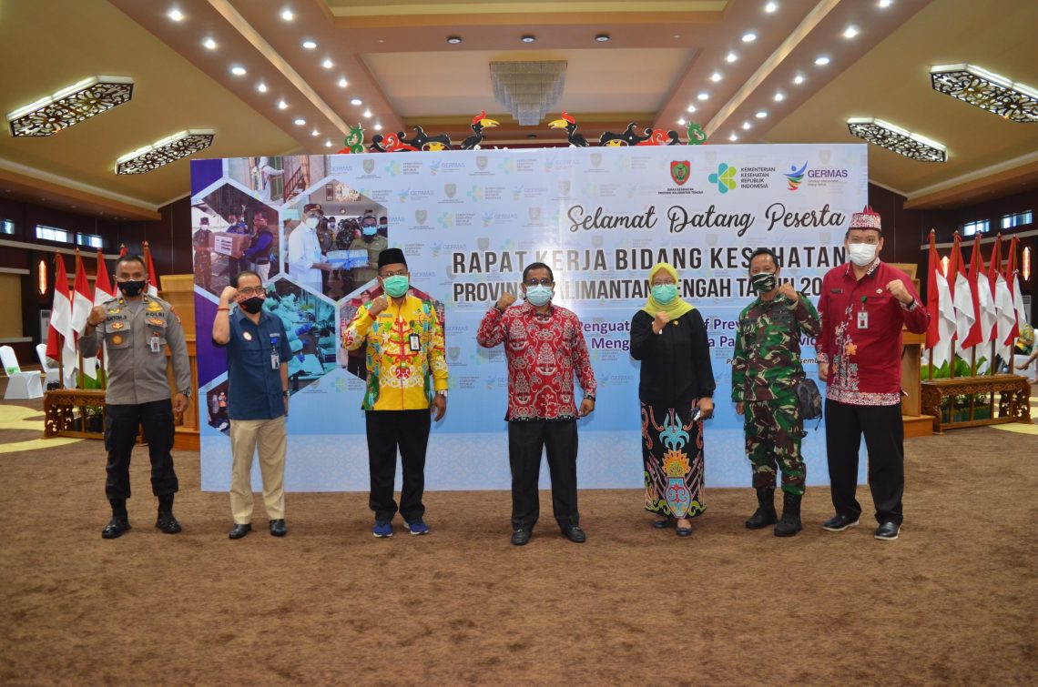 Pelaksana Tugas Gubernur Kalimantan Tengah Habib Ismail Bin Yahya (tengah) berfoto bersama usai membuka Rapat Kerja Bidang Kesehatan (Rakerbidkes) Tingkat Provinsi Kalteng Tahun 2020. FOTO : bap.