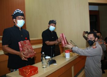 Berprestasi, Kapolri Ganjar Penghargaan Dua Pecalang Bali
