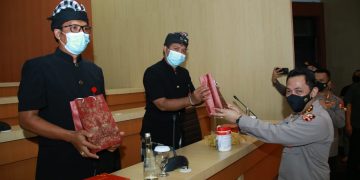 Berprestasi, Kapolri Ganjar Penghargaan Dua Pecalang Bali