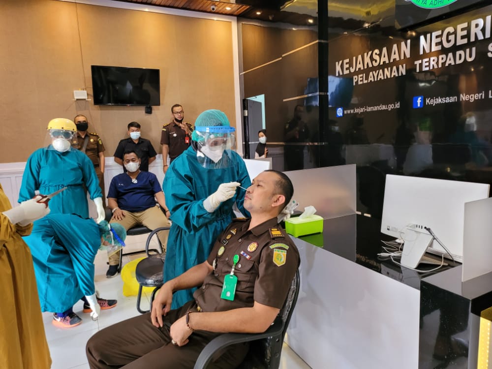 Pegawai Kejari Lamandau saat melakukan tes Swab. FOTO : by.