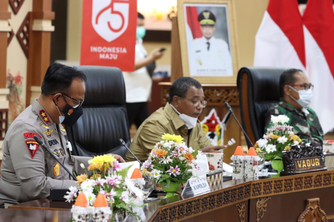 Kapolda Kalteng Irjen. Pol. Dr. Dedi Prasetyo, M.Hum., M.Si., M.M., (kiri) menghadiri Rakorsus (Rapat Koordinasi Khusus) Karhutla. FOTO : tbn.