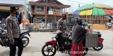 Tanpa Lelah, Polsek Rungan Edukasi Masyarakat Sadar Pakai Masker