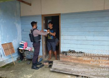 Tekan Penularan Covid-19, Satsabhara Polres Gumas Bagikan Masker