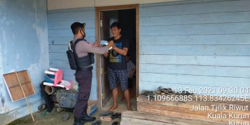 Tekan Penularan Covid-19, Satsabhara Polres Gumas Bagikan Masker
