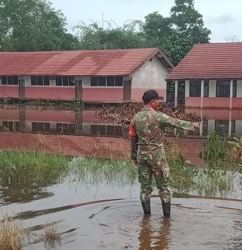 Seorang anggota TNI AD sedang meninjau salah satu sekolah yang terdampak banjir. FOTO : dyo.