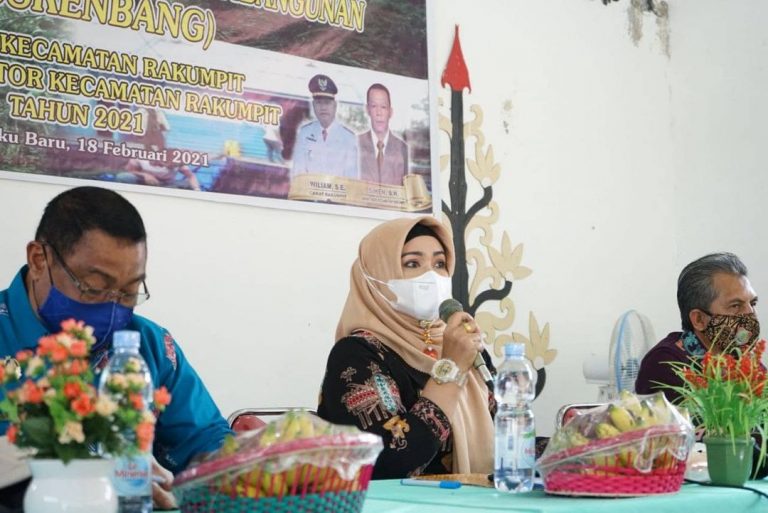 Wakil Walikota Palangka Raya Umi Mastikah (tengah) saat menghadiri kegiatan Musyawarah Perencanaan Pembangunan di Tingkat Kecamatan Rakumpit, Kamis (18/2/2021). FOTO : ist.