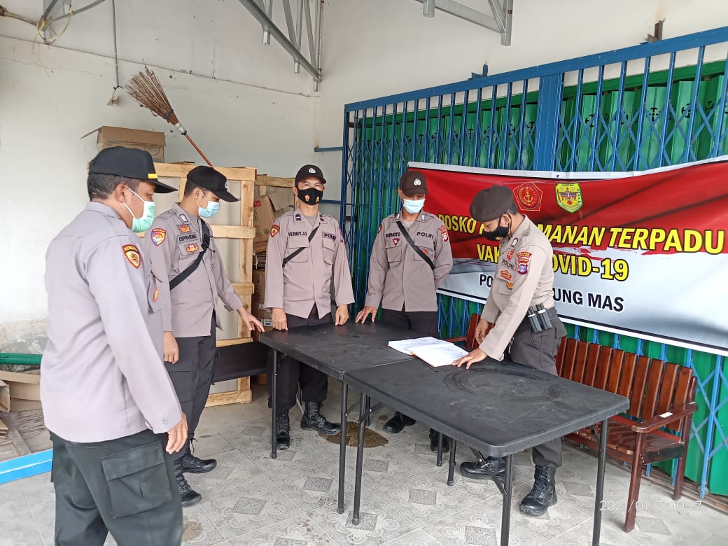 Personel Polres Gunung Mas (Gumas), Polda Kalteng sedang bertugas mengamankan vaksin Sinovac di Dinas Kesehatan Gumas. FOTO : tbn.
