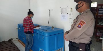 Personil Pengamanan Dampingi Petugas Dinas Kesehatan Cek Suhu Vaksin