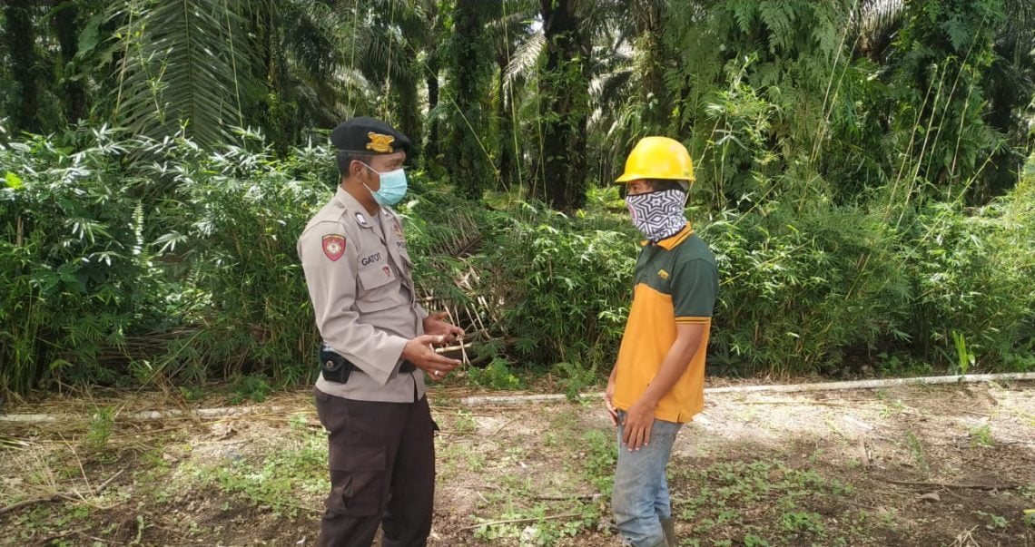 anggota Polsek Danau Sembuluh memberikan sosialisasi kepada masyarakat yang berlangsung di Desa Sembuluh I Kecamatan Danau Sembuluh Kabupaten Seruyan, Kalteng, Sabtu (29/01/2021) siang. Foto : Tbn