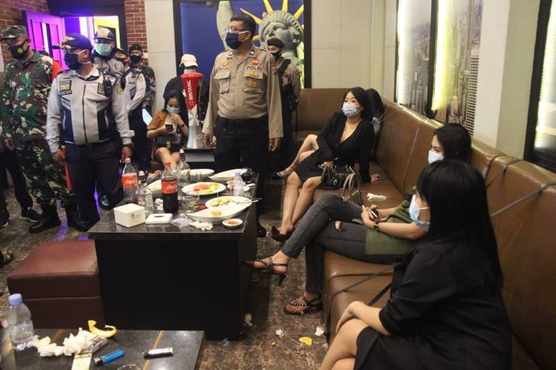 Satuan Tugas Penanganan Covid-19 Kota Palangka Raya dalam Tim Gabungan Unit Reaksi Cepat (URC) Divisi Patroli Pengawasan Protokol Kesehatan dan Penindakan Terhadap Pelanggaran Peraturan Walikota Palangka Raya Nomor 26 Tahun 2020 menindak pengelola Tempat Hiburan Malam (THM), Jum’at (29/01/2021) malam. Foto : Tbn