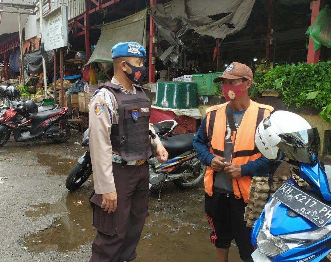 Personel Polsek Seruyan Hilir jajaran Polres Seruyan melakukan sosialisasi penerapan protokol kesehatan (Prokes) Covid -19 kepada masyarakat yang berada di kawasan pusat pasar Kuala Pembuang Kecamatan Seruyan Hilir, Kabupaten Seruyan, Sabtu (30/01/2021). Foto : Tbn