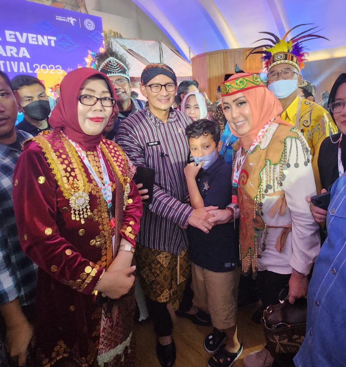 Menteri Kemenpar RI Sandiaga Salahuddin Uno dan Kepala Dinas Adiah Chandra Sari berfoto bersama pada launching KEN 2023, Sabtu (28/1/2023).