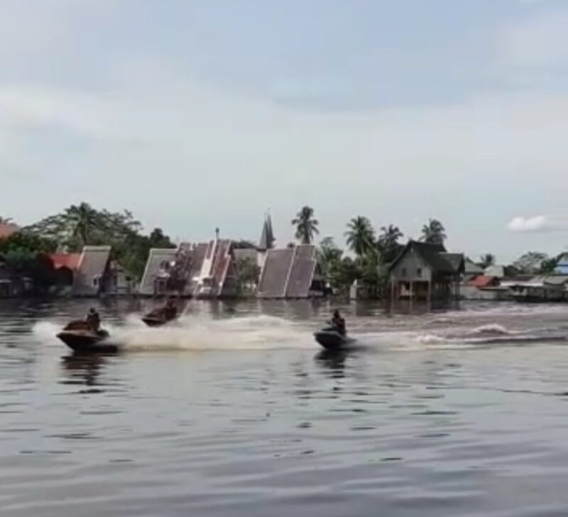 Tim jet sky Kalteng22 saat melintasi di Sungai Kapuas, Sabtu (29/1/2022). Foto : Ari