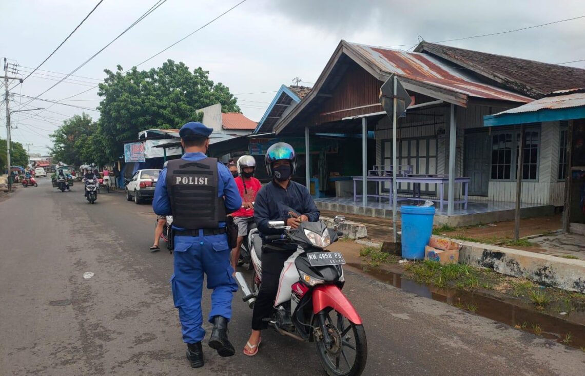 Satpolairud Polres Seruyan rutin memberikan imbauan dan teguran serta membagikan masker kepada masyarakat terkait protokol kesehatan di sekitar Jalan Ais Nasution dan Dermaga Bongkar Muat Kuala pembuang Kecamatan Seruyan Hilir Kabupaten Seruyan, Selasa (30/03/2021) pukul 09.00 WIB. Foto : Tbn