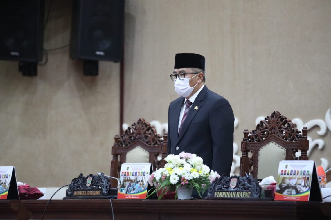 Asisten Bidang Perekonomian dan Pembangunan Setda Prov. Kalteng Leonard S. Ampung menghadiri Rapat Paripurna Istimewa Peresmian Pengangkatan dan Pengucapan Sumpah/Janji Pengganti Antar Waktu Anggota DPRD Prov. Kalteng Sisa Masa Jabatan Tahun 2019-2024