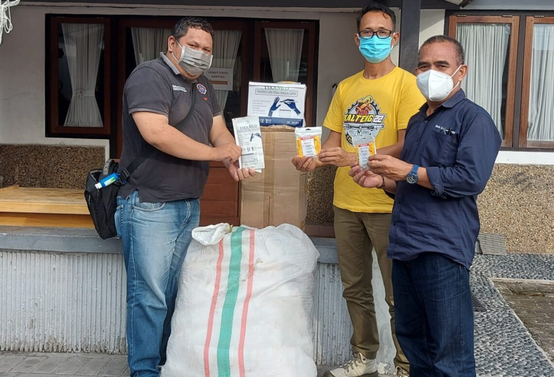 Jati Asmoro mewakili CEO Kalteng22 menyerahkan bantuan kepada Ketua ERP Jean Steve, Jumat (30/4/2021). Foto : Ari