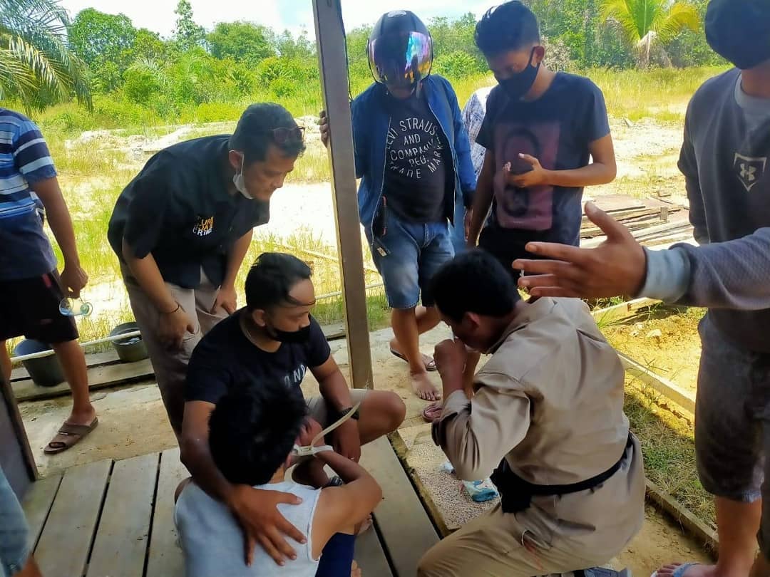 Satresnarkoba Polres Murung Raya (Mura) Polda Kalteng berhasil meringkus terduga pelaku pengedar Narkoba jenis sabu di Jalan AIS Nasution Kecamatan Murung Kabupaten Mura, Kamis (29/4/2021) siang. Foto : Tbn