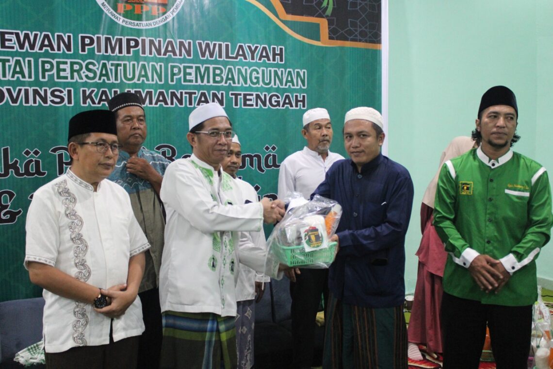 Ketua DPW PPP Kalteng, H.Awaludin Noor saat menyerahkan bingkisan simbolis kepada pimpinan pengasuh Panti Asuhan yang ada di Kota Palangka Raya didampingi Sekretaris DPW PPP Kalteng, H.Rejikinnor dan Agus Triantony S Sos (Wakil Ketua Bidang Komunikasi dan Informasi DPW PPP Kalteng, Jumat (29/4/2022). Foto : Ton