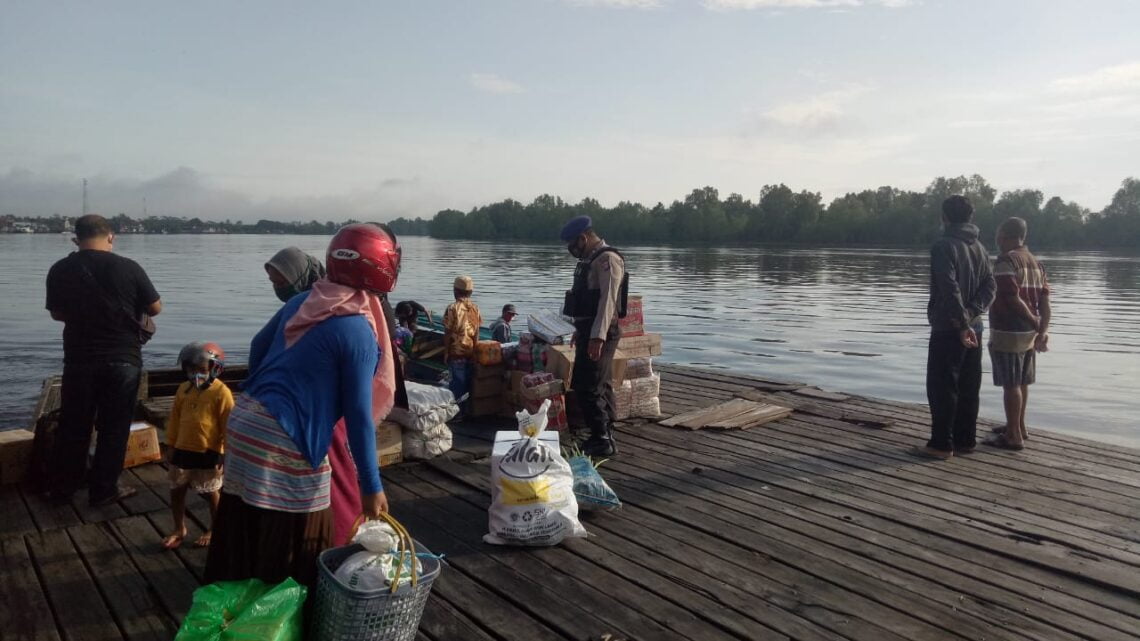 Satpolairud Polres Seruyan dengan menggunakan spanduk, memberikan imbauan kepada masyarakat pesisir terkait protokol Kesehatan di sekitar pesisir DAS Seruyan Kuala pembuang Kecamatan Seruyan Hilir Kabupaten Seruyan Provinsi Kalteng, Jumat (30/04/2021). Foto : Tbn