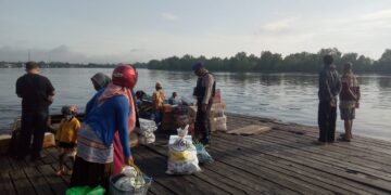 Satpolairud Polres Seruyan Selalu Ingatkan Warga Pesisir Taati Prokes