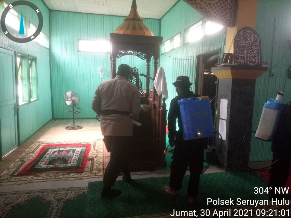 Polsek Seruyan Hulu telah melaksanakan kegiatan penyemprotan disinfektan di tempat ibadah guna Operasi Yustisi Penegakan Hukum Protokol Kesehatan Covid-19 di Desa Tumbang Manjul Kec. Seruyan Hulu, Jum'at (30/04/2021). Foto : Tbn