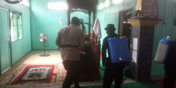 Anggota Polsek Seruyan Hulu Semprot Disinfektan Tempat Ibadah