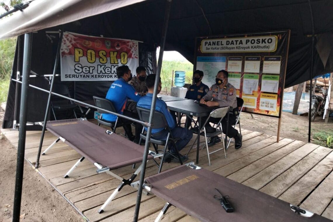 Anggota Polres Seruyan Polda Kalimantan Tengah bersama dengan instansi terkait stand by di Posko Karhutla SerKekar monitoring adanya titik api (hotspot) di Wilkum Kota Kuala Pembuang, Jum'at (30/04/2021). Foto : Tbn