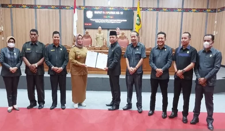 Wakil Bupati Irawati dan Wakil Ketua I DPRD Rudianur saat penandatanganan berita acara persetujuan penetapan persetujuan Raperda. Foto : Ist