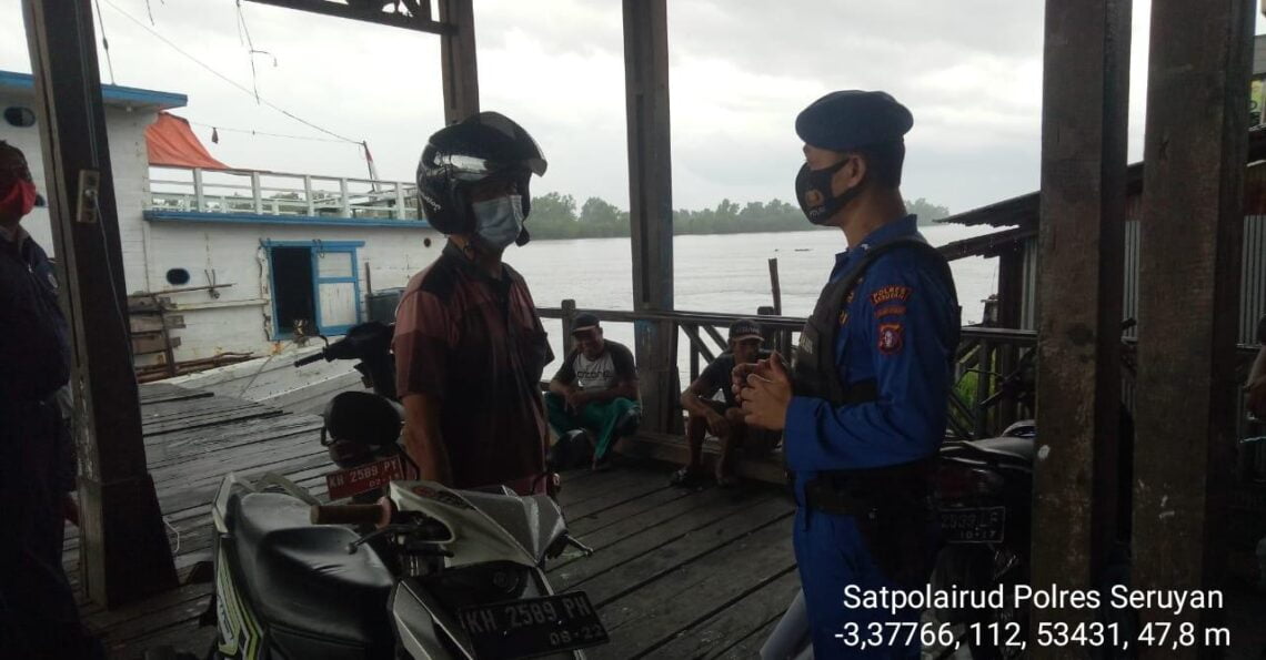 Personil Satpolairud Polres Seruyan, melaksanakan sosialisasi berupa tatap muka secara langsung tentang Saber Pungli di sekitar pesisir DAS Seruyan Kelurahan Kuala Pembuang I Kec. Seruyan Hilir Kab. Seruyan, Minggu (30/05/2021). Foto : Tbn