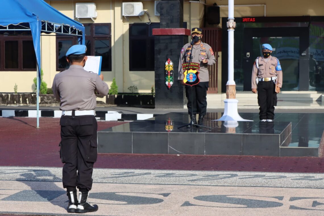 Kapolres Seruyan AKBP Gatot Istanto, S.I.K., memimpin pelaksanaan apel pagi di Mapolres Seruyan, Senin (30/05/2022).