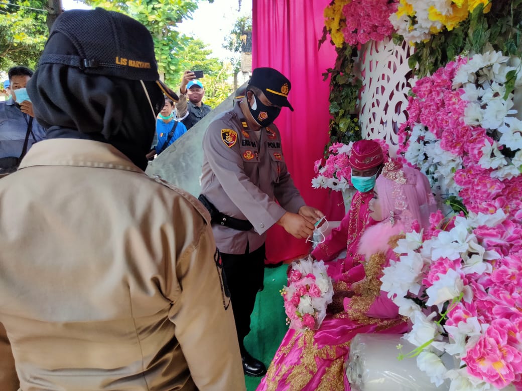 Guna mencegah penyebaran Covid-19 di Kota Kuala Pembuang, Aparat gabungan Polri dan Satpol PP sanakan Operasi Yustisi dalam rangka Penerapan Disiplin dan Penegakan Hukum Protokol Kesehatan di Kota Kuala Pembuang, Minggu (30/05/2021). Foto : Tbn