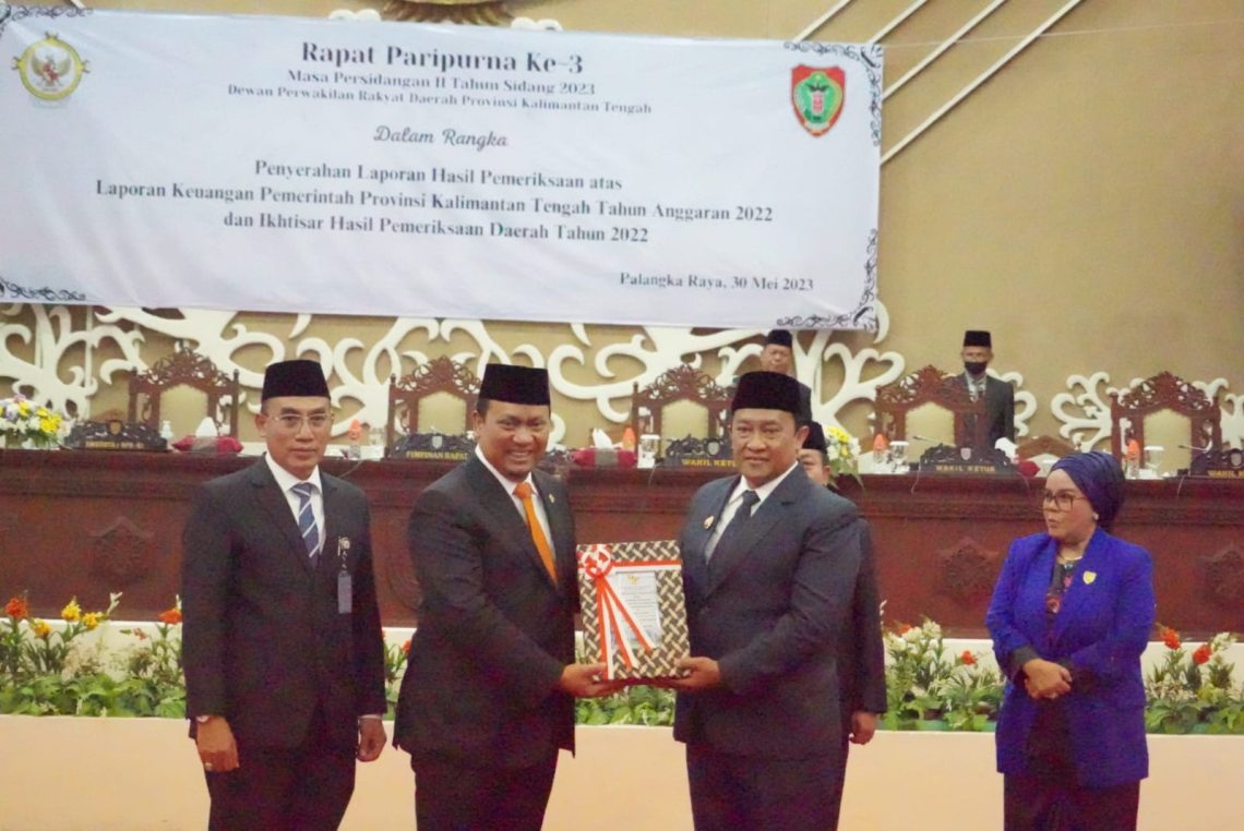 Pimpinan Pemeriksaan Keuangan Negara I BPK RI, Nyoman Adhi Suryadnyana, saat menyerahkan Laporan Hasil Pemeriksaan kepada Wakil Gubernur Kalteng, H. Edy Pratowo