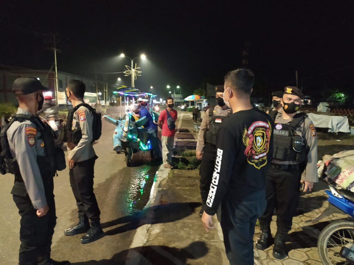 Polres Seruyan melaksanakan kegiatan patroli malam di wilayah sekitar Kota Kuala Pembuang, untuk menjaga kondusifitas wilayah Kec. Seruyan Hilir Kabupaten Seruyan Prov. Kalimantan Tengah, Selasa malam (29/06/2021) Pukul 20.30 Wib. Foto : Tbn