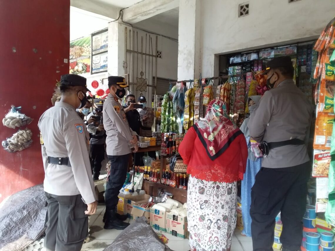 Kapolres Seruyan AKBP Bayu Wicaksono, S.H., S.I.K., M.Si memimpin dan mengontrol ketersediaan sembako di Kuala Pembuang, Rabu (30/6/2021). Foto : Tbn