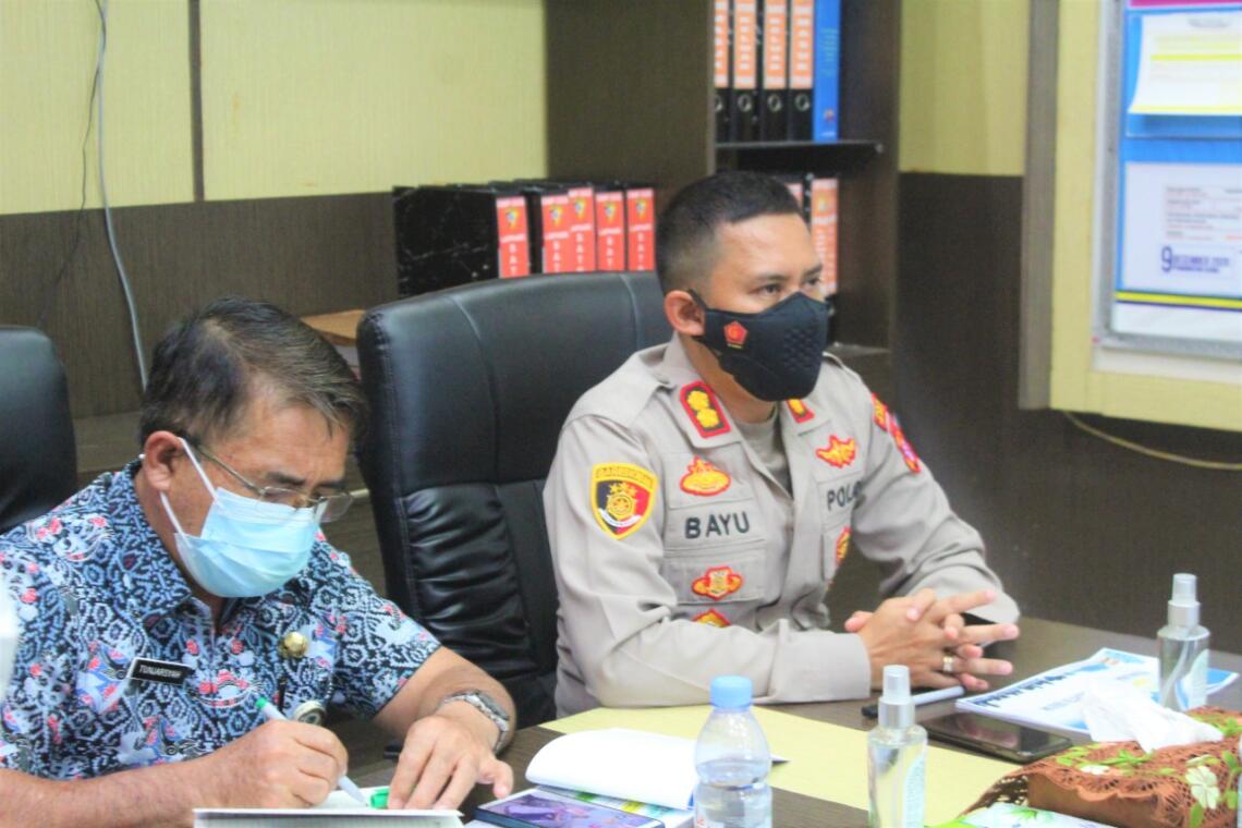 Kapolres Seruyan AKBP Bayu Wicaksono, S.H., S.I.K., M.Si., melakukan Rapat Koordinasi Pengamanan Covid-19 Kabupaten Seruyan dengan Wakil Ketua Satgas Covid-19 dan dihadiri oleh dinas terkait, Jumat (30/7/2021). Foto : Tbn