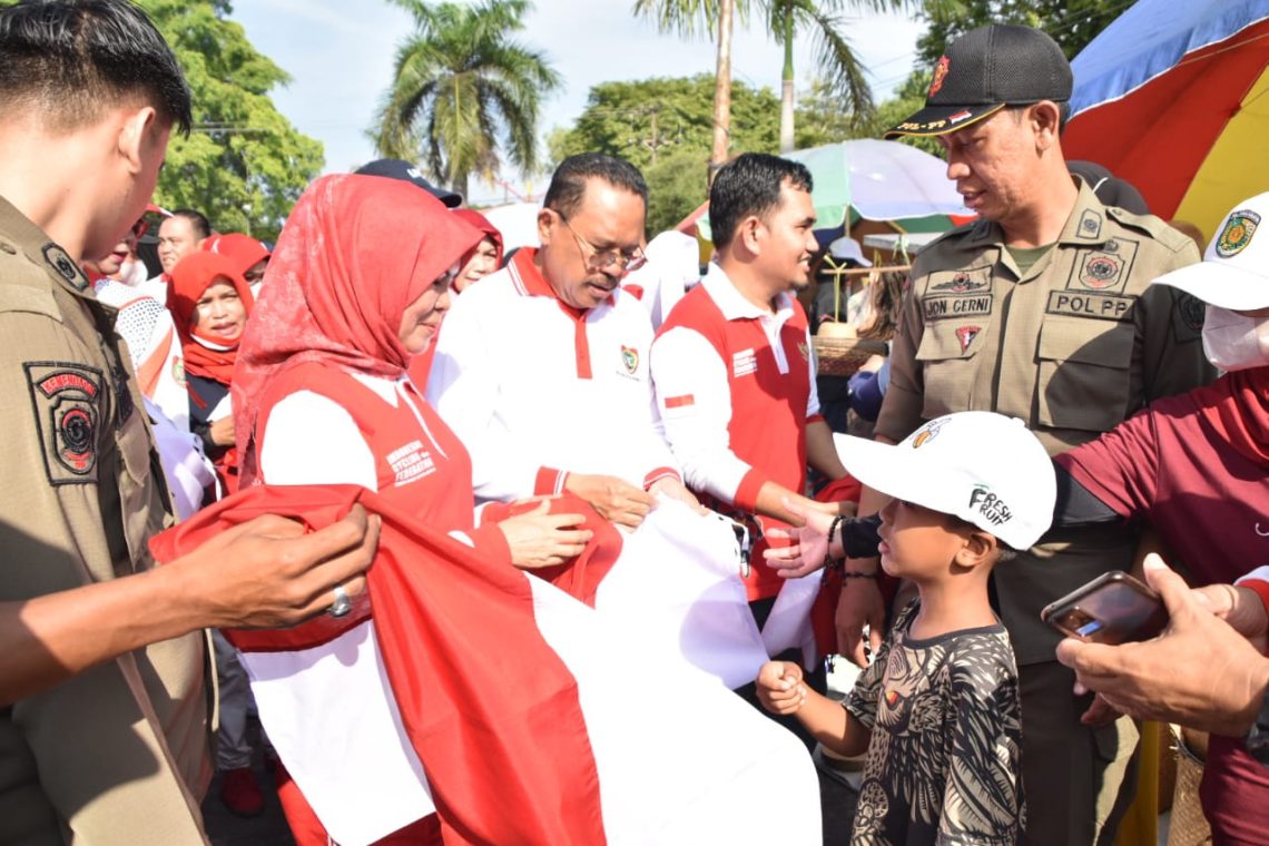 Sekda Prov. Kalteng H. Nuryakin bagikan bendera merah putih kepada masyarakat