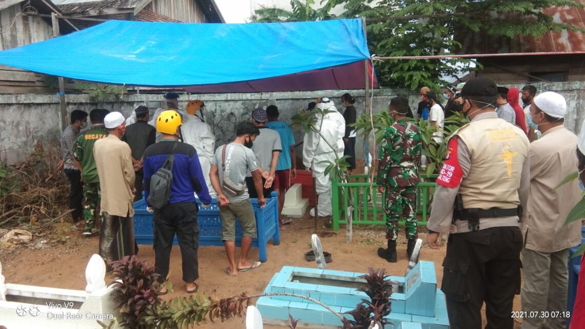 Kasi Dokkes Polres Seruyan beserta Anggota monitoring dan turut membantu proses pemakaman jenazah pasien terkonfirmasi positif Covid-19 di Kota Kuala Pembuang, Jumat (30/7/2021). Foto : TN