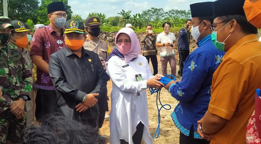 Gubernur Kalteng diwakili Kepala Dinas Tanaman Pangan Hortikultura dan Peternakan (TPHP)  Provinsi Kalimantan Tengah, Hj. Sunarti menyerahkan secara simbolis sapi kurban kepada Bupati Pulang Pisau Edy Pratowo, Kamis (30/7/2020). Foto : Humas Pemprov Kalteng. foto : fer