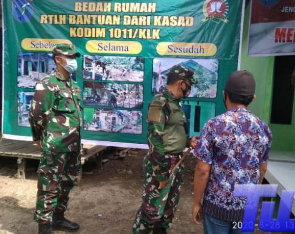 Danrem 102/Panju Panjung Brigjen TNI  Purwo Sudaryanto dan Dandim 1011 Kapuas Letkol Inf Ary Bayu Saputro meninjau bedah rumah di Desa Pulau Telo Baru Kapuas. FOTO : gaya
