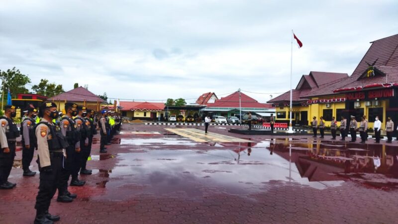 Kapolres Seruyan AKBP Bayu Wicaksono, S.H., S.I.K., M.Si. dalam arahannya menyampaikan agar seluruh personil Polres Seruyan untuk senantiasa bekerjasama meningkatkan disiplin dan dapat bekerjasama yang baik antara pimpinan satuan kerja dengan bawahannya, Senin (30/8/2021). Foto : Tbn