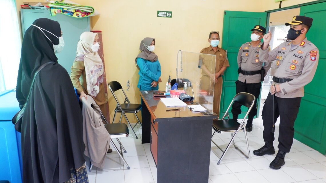 Kapolres Seruyan AKBP Bayu Wicaksono, S. H., S.I.K., M.Si., didampingi Kabag Ops Polres Seruyan, AKP Sri Mulyono, S.H, melakukan monitoring kegiatan vaksinasi di UPTD Puskesmas Kuala Pembuang Satu di jalan Aromani Desa Sungai Undang Kecamatan Seruyan Hilir, Kabupaten Seruyan, Propinsi Kalimantan Tengah, Senin (30/08/2021). Foto : Tbn