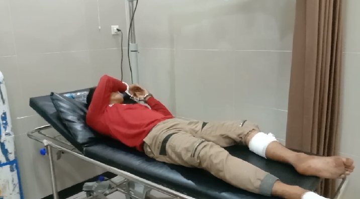 Meringis, pelaku saat mendapat perawatan di RS Bhayangkara