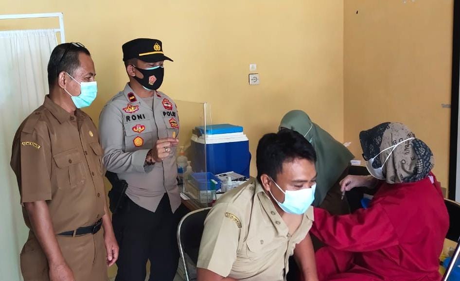 Personel Polsek Serhil melaksanakan kegiatan pengamanan dan monitoring pelaksanaan vaksinasi covid-19  di Puskesmas Kuala Pembuang I Kecamatan Seruyan Hilir  Kabupaten Seruyan, Senin (30/08/2021). Foto : Tbn