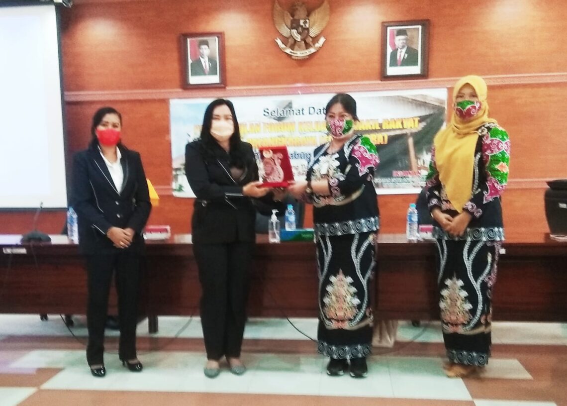 Ketua Forgawara Palangka Raya, Since Husana Apriase Sigit, menyerahkan cinderamata kepada Ketua Ikawan DPRD Kabupaten Kapuas, Septy Purnamasari Ardiansah, di ruang Rapat Gabungan Komisi DPRD Kabupaten Kapuas, Kamis (30/9/2021). Foto : Lg