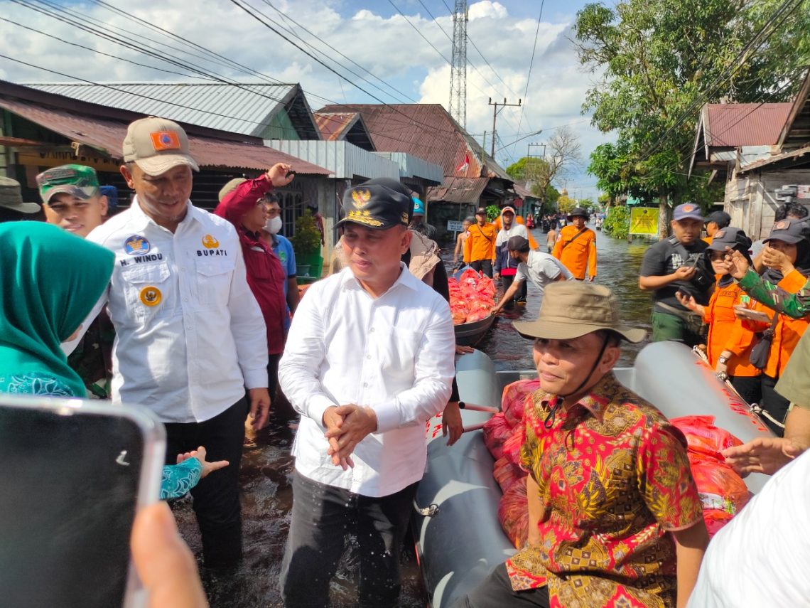 Gubernur Kalteng H. Sugianto Sabran mendistribusikan langsung bantuan logistik untuk korban banjir di Mendawai, Sukamara