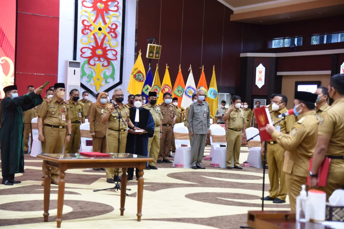 Gubernur Kalimantan Tengah H. Sugianto Sabran melantik 26 Pejabat Pimpinan Tinggi Pratama, Pejabat Administrator dan Fungsional di lingkungan pemerintah provinsi Kateng, di Aula Jayang Tingang, Kantor Gubernur Kalteng Selasa (30/11/2021) sore. Foto : Ist