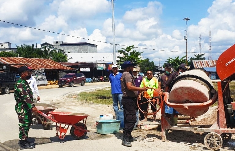 Anggota DPRD Kabupaten Kapuas, Didi Hartoyo, turut serta bersama masyarakat dan unsur Tripika Kecamatan Kapuas Tengah, ketika gotong royong di Bundaran Pujon, Kecamatan Kapuas Tengah, Kamis (30/12/2021). Foto : Lg