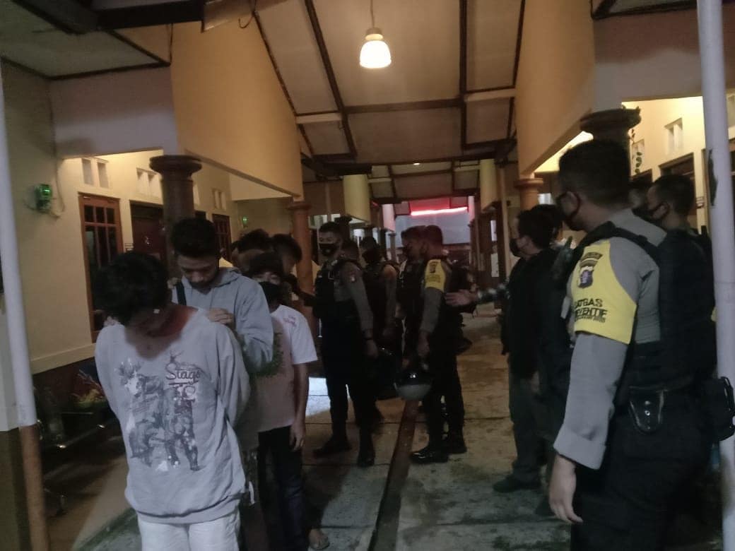 Aparat Ditsamapta Polda Kalteng saat menggerebek salah satu wisma di Palangka Raya, Sabtu (31/1/2021) malam. Foto : Tbn